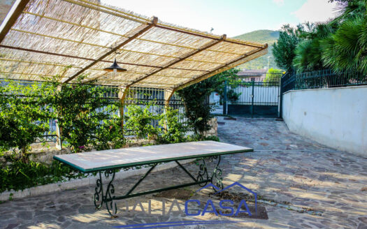 VILLA A SCHIERA IN AFFITTO FORMIA