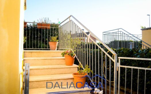 VILLETTA A SCHIERA IN VENDITA FORMIA