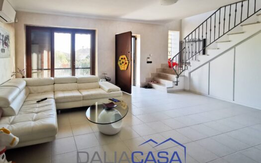 VILLETTA A SCHIERA IN VENDITA FORMIA