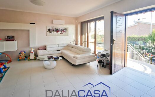 VILLETTA A SCHIERA IN VENDITA FORMIA