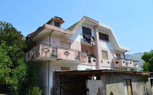 APPARTAMENTO CON INGRESSO INDIPENDENTE E GIARDINO