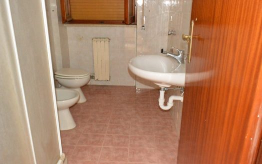 APPARTAMENTO CON INGRESSO INDIPENDENTE E GIARDINO