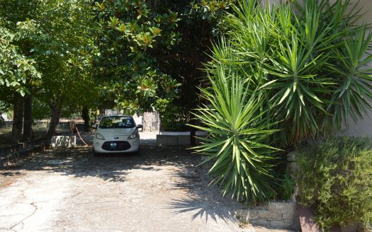 APPARTAMENTO CON INGRESSO INDIPENDENTE E GIARDINO