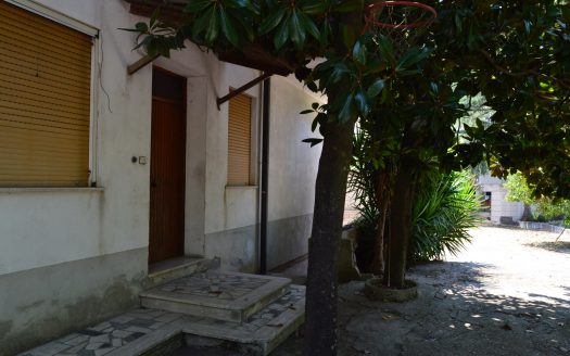 APPARTAMENTO CON INGRESSO INDIPENDENTE E GIARDINO