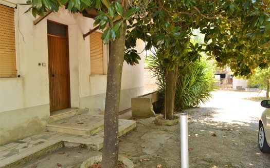 APPARTAMENTO CON INGRESSO INDIPENDENTE E GIARDINO